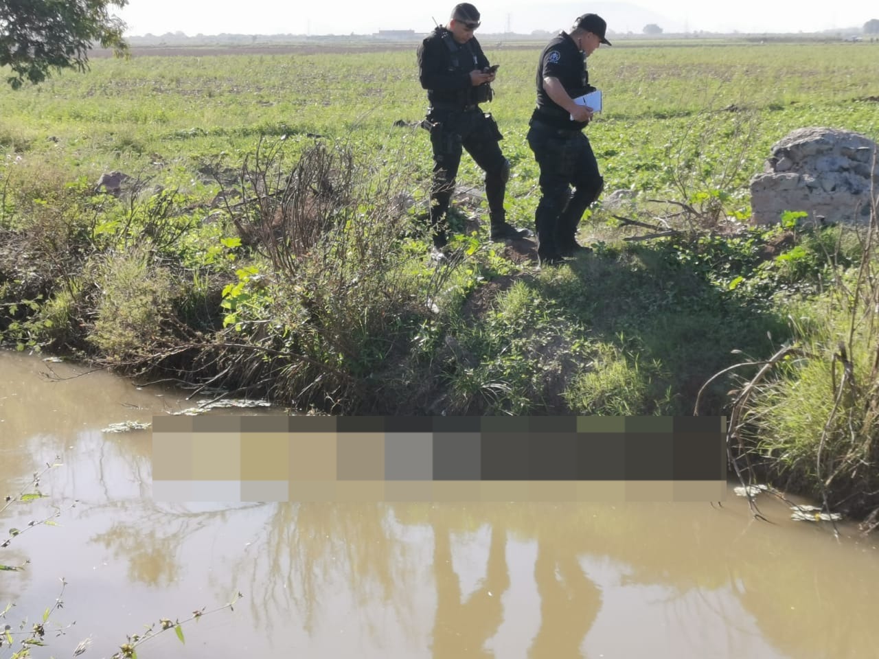 Localizan dos cuerpos sin vida dentro del canal que comunica al ejido Ohuira, en Ahome