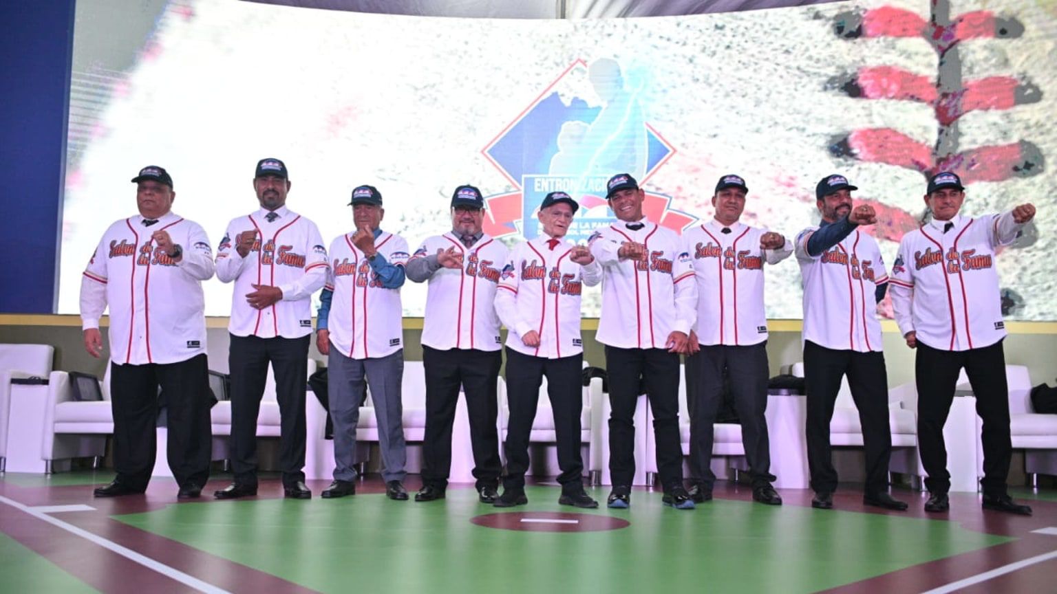 Los nuevos inmortales del beisbol son entronizados al salón de la fama en Monterrey