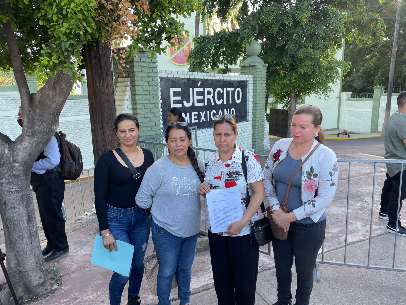 Maestros de escuelas rurales piden incremento de sueldo a AMLO, en su visita a Culiacán