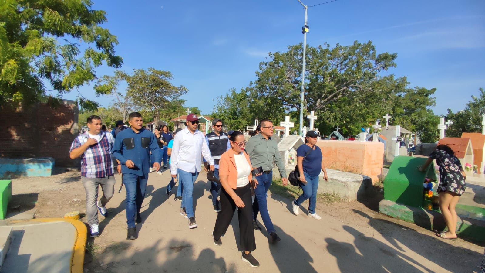 ‘Se ha tenido mucha afluencia, más de lo normal’: Alcalde de Mazatlán en recorrido por panteones del puerto