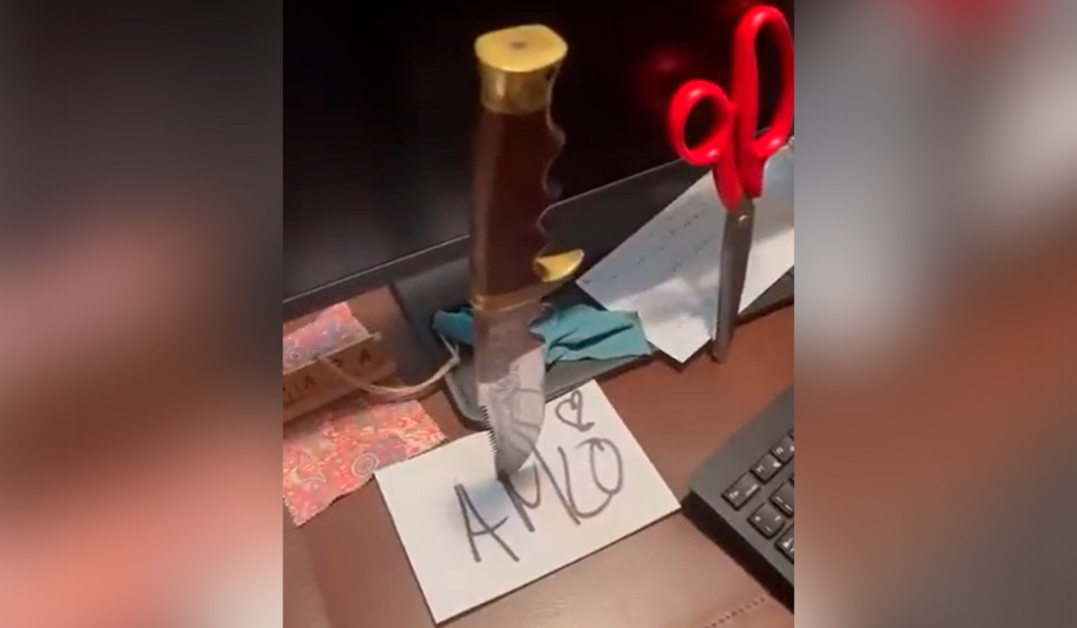 ¿Montaje o realidad? Dejan palabra AMLO clavada con un cuchillo en robo a casa de papá de Loret de Mola
