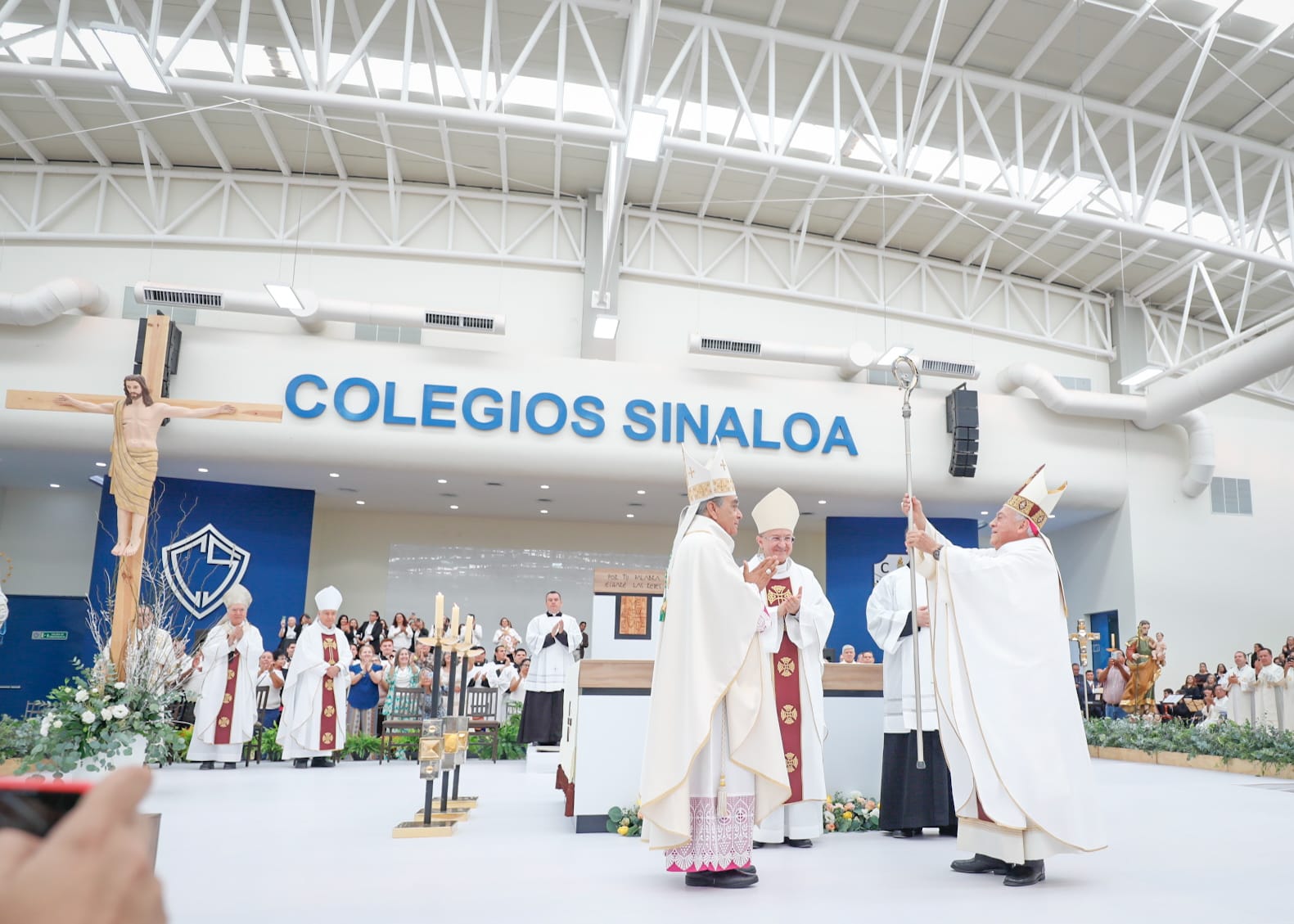 Monseñor Jesús José Herrera Quiñónez recibe su posición como obispo de la Diócesis de Culiacán