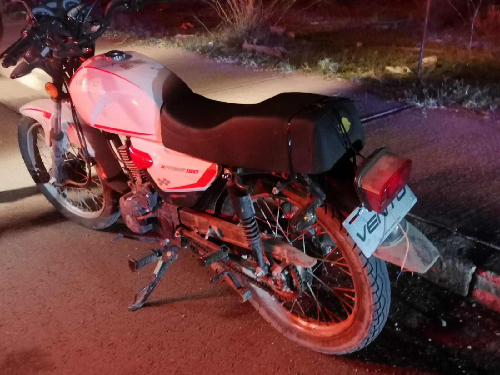 Motociclista pierde el control y termina derrapando en el bulevar Centenario en Los Mochis