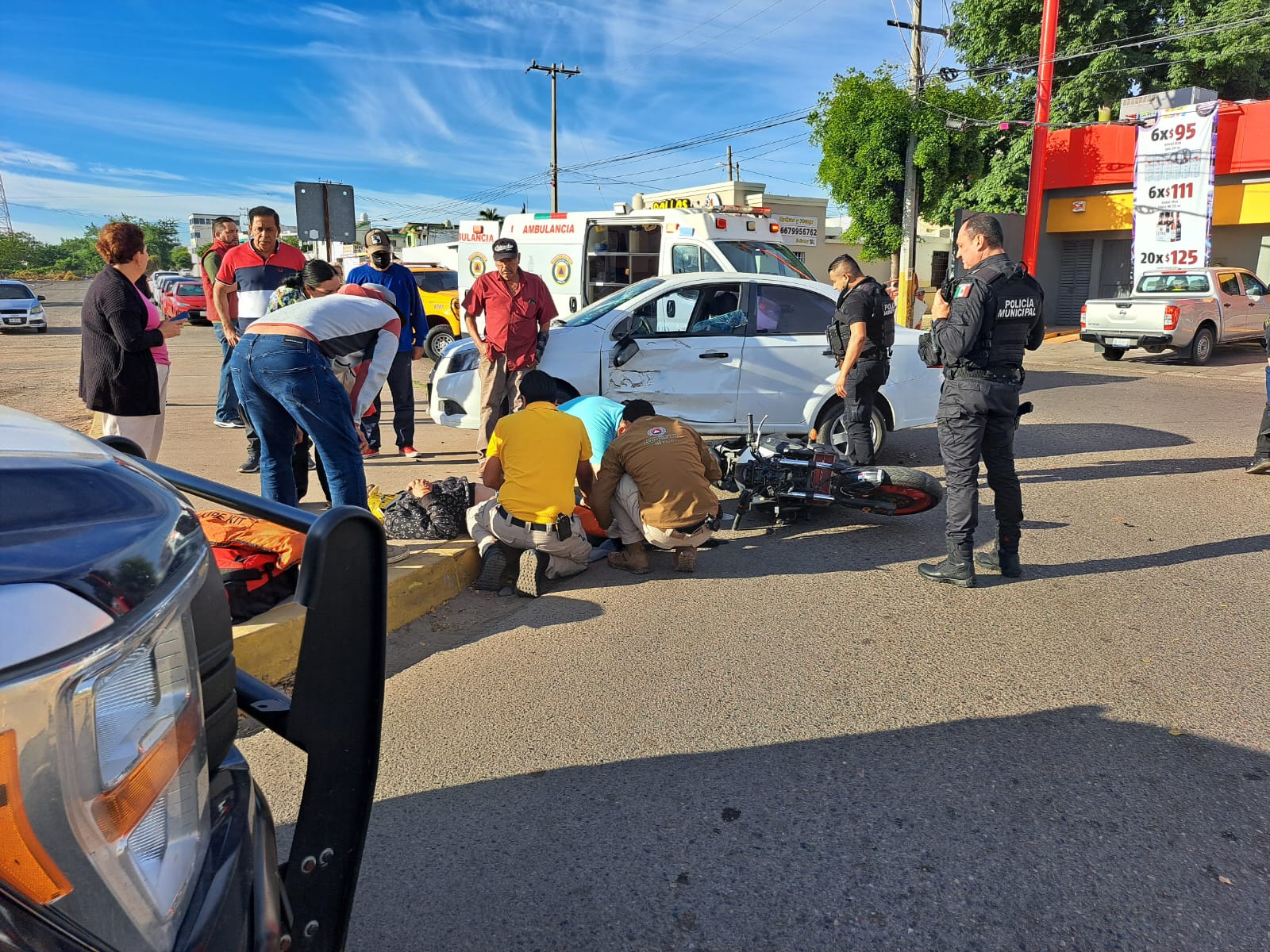 Motociclista resulta lesionado al impactarse contra un vehículo frente al estadio de Los Dorados de Culiacán
