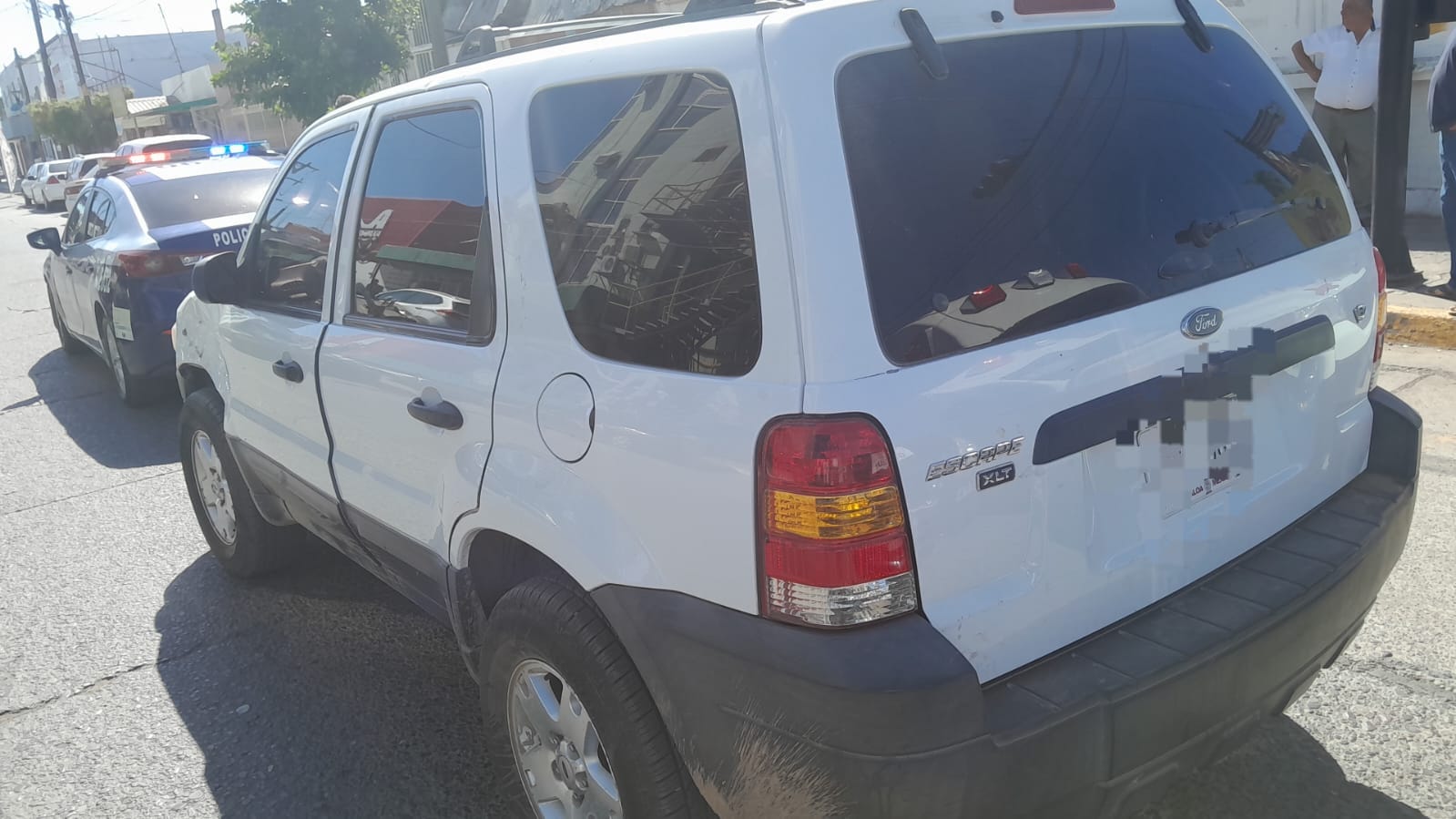 Motociclista se brinca un semáforo rojo y choca contra una camioneta en Guasave