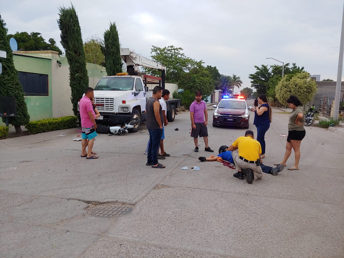 Motociclista sufre lesiones graves tras ser embestido por un auto en Las Canteras, Los Mochis