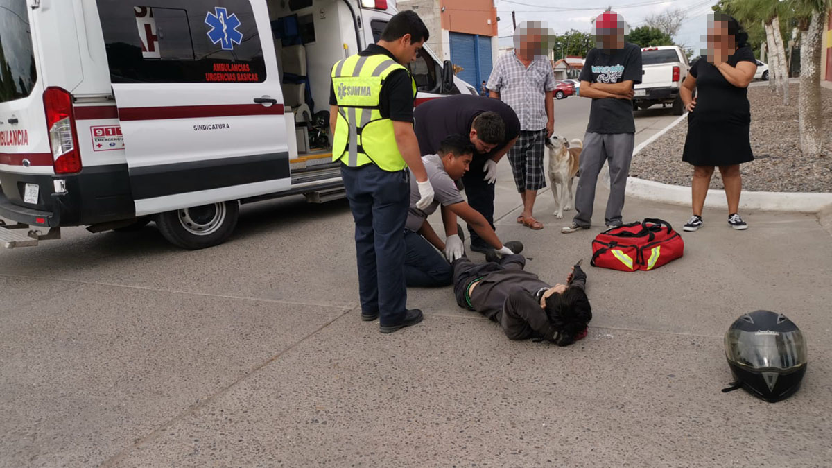 Motociclista sufre lesiones tras ser embestido por un automóvil en el sector Jiquilpan al norte de Los Mochis