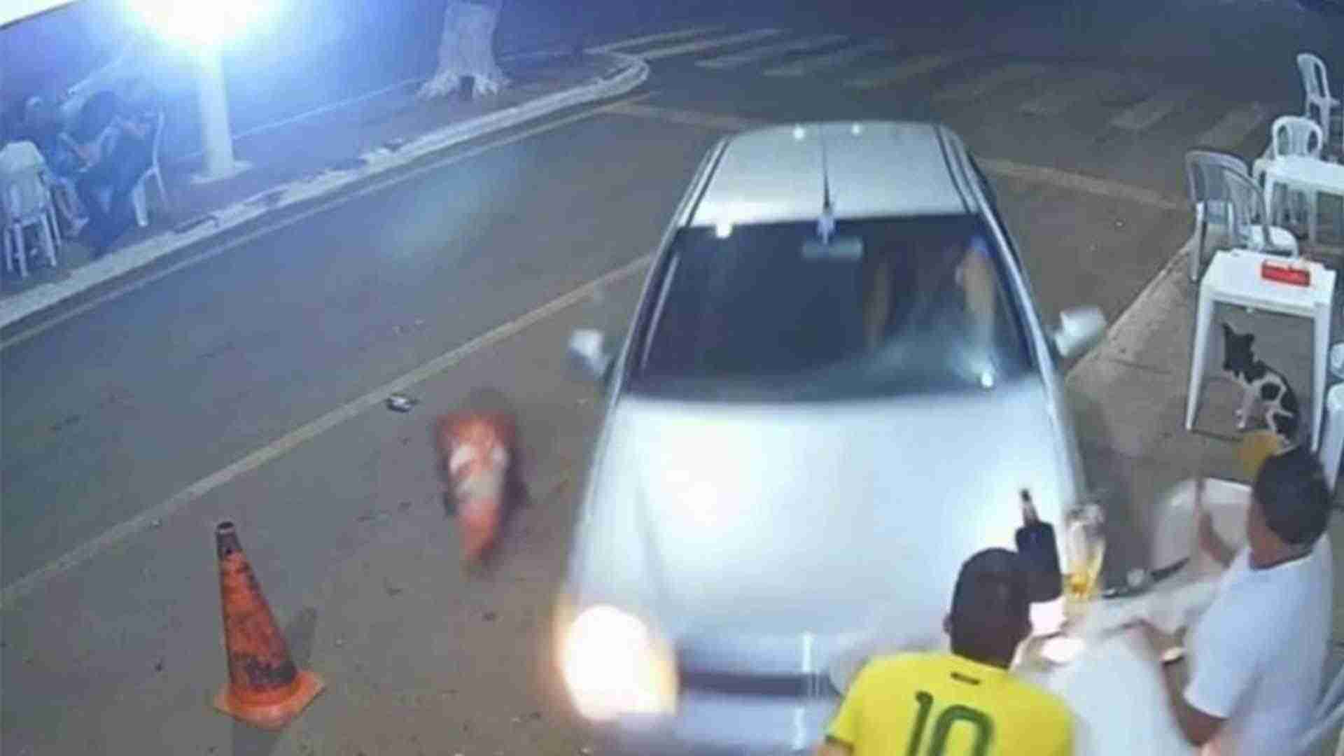 ¡Por poco y no la cuenta! Mujer atropelló a su novio porque se fue a tomar con sus amigos (Video)