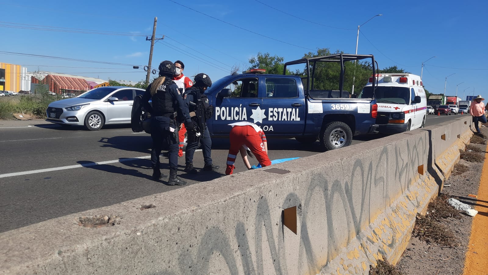 Mujer en aparente situación de calle muere tras ser arrollada por un vehículo sobre La Costera en Culiacán