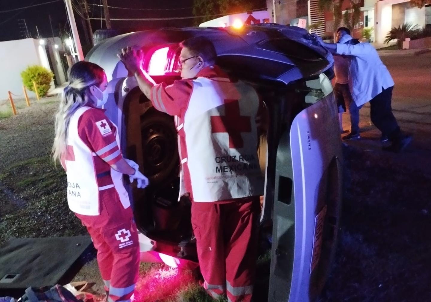 Mujer en estado de ebriedad choca contra vagoneta y la vuelca en el Centro de Los Mochis