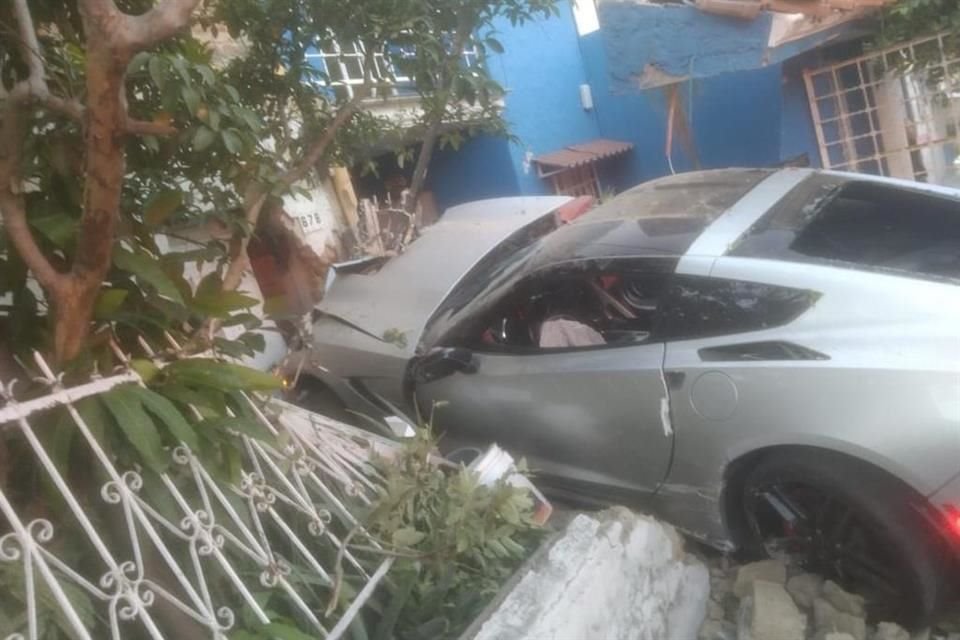¡Donde más le duele! Mujer estrelló Corvette de 2 mdp tras discusión con su pareja en Guadalajara