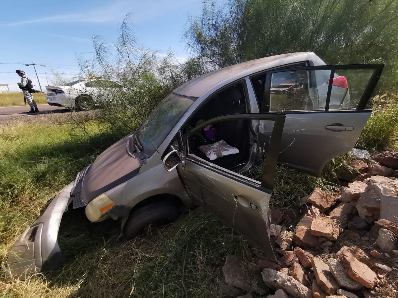 Mujer sufre desperfecto en neumáticos y termina a las orillas de la México 15 en Ahome