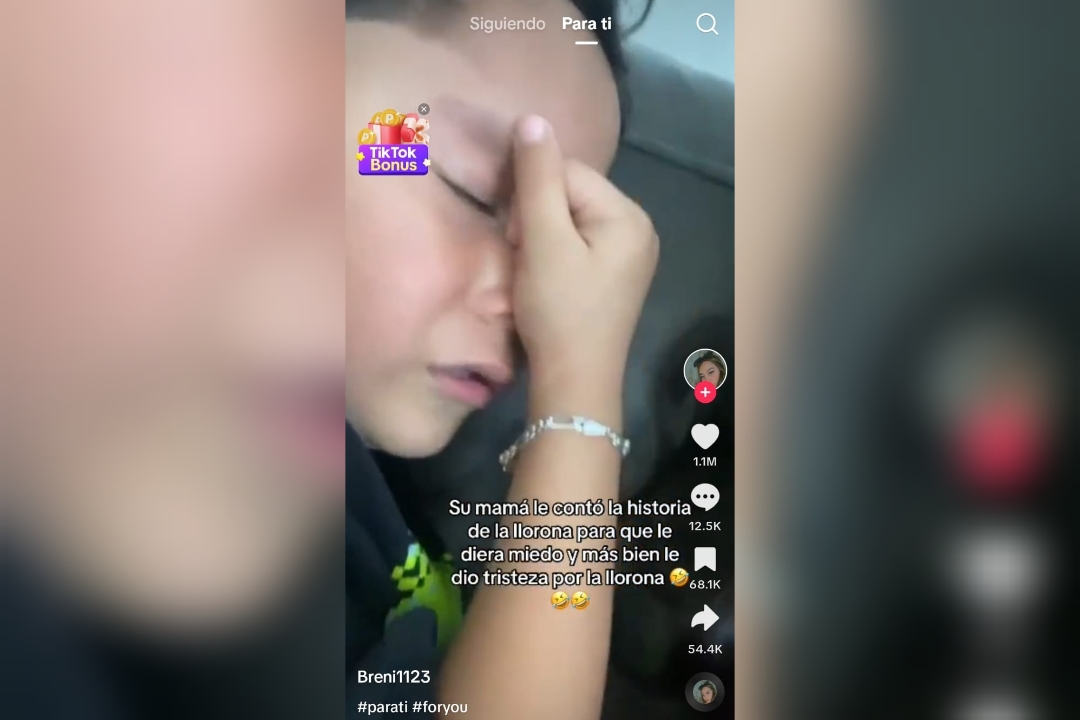 ‘Yo le quiero ayudar a buscarlos’: Niño llora desconsolado al escuchar la historia de ‘La Llorona’