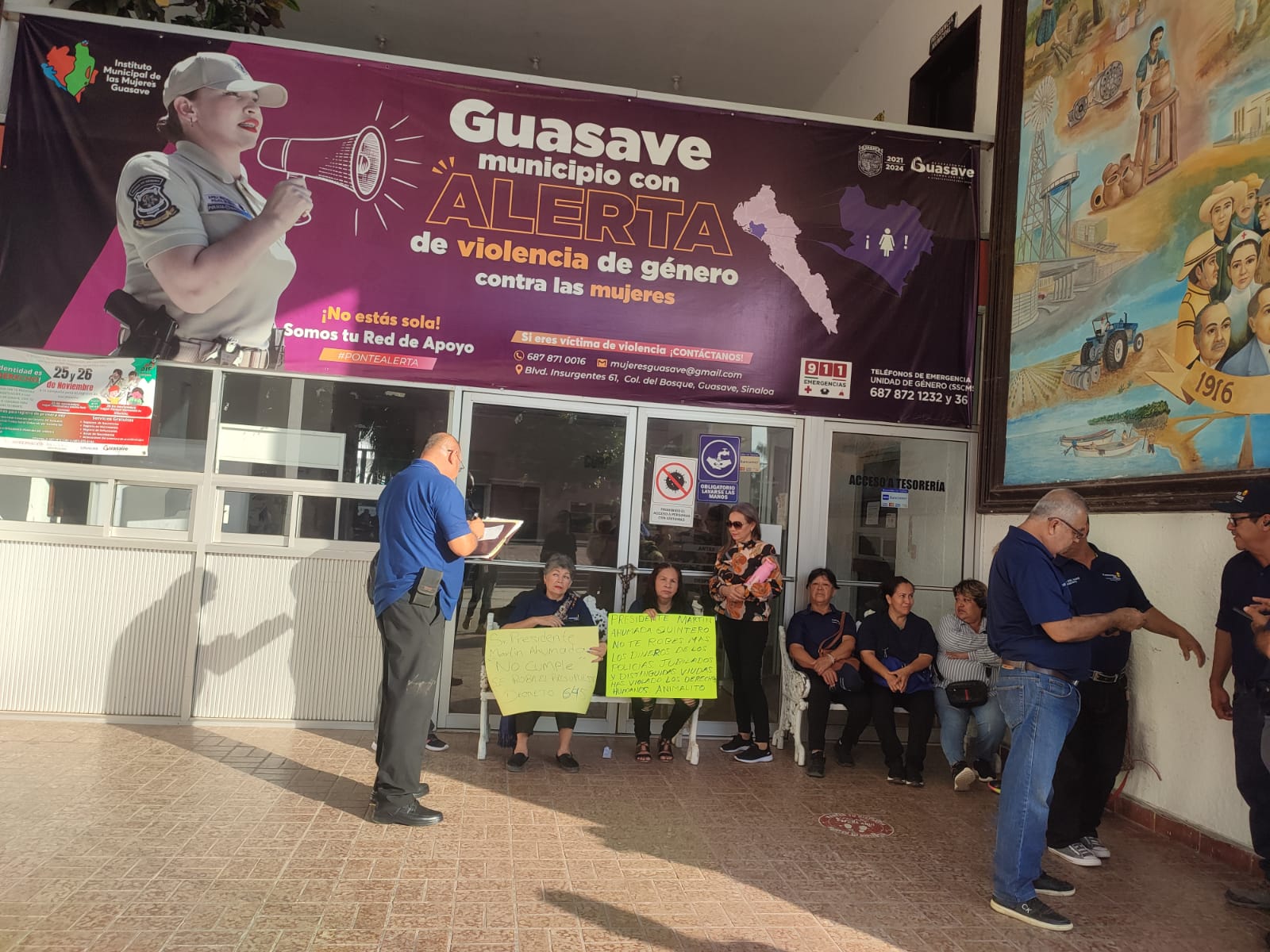 ¡No los dejaron checar! Toman policías jubilados el Ayuntamiento de Guasave