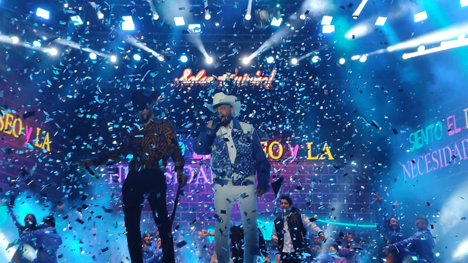 Disfrutan fans de Pancho Barraza, su concierto bajo la lluvia en Mazatlán