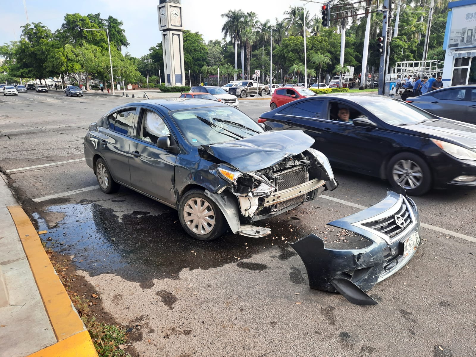 Peatón es atropellado por uno de dos vehículos que chocaron en el Centro de Culiacán