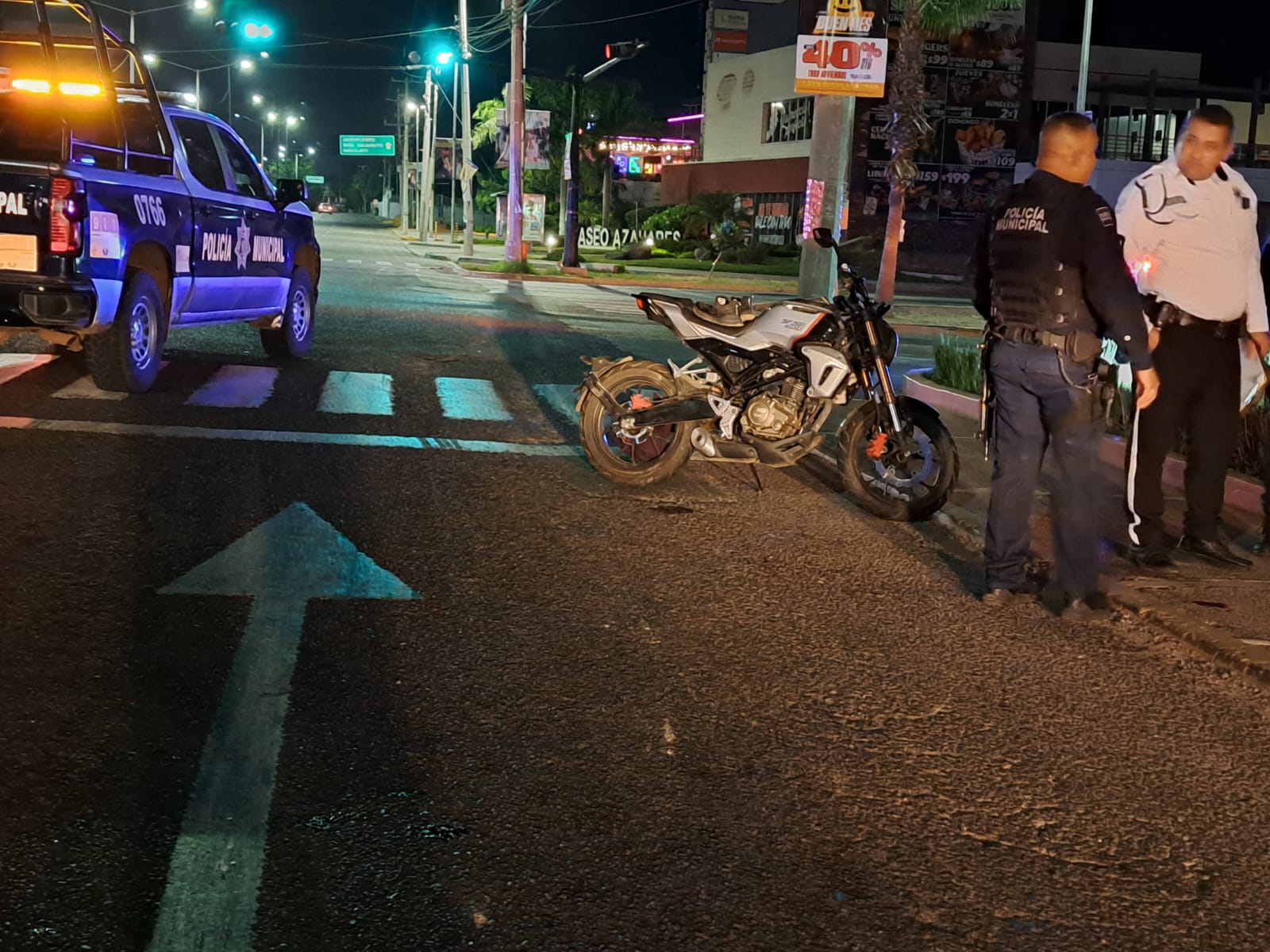 Policía Estatal derrapa en su motocicleta sobre la calzada Aeropuerto de Culiacán