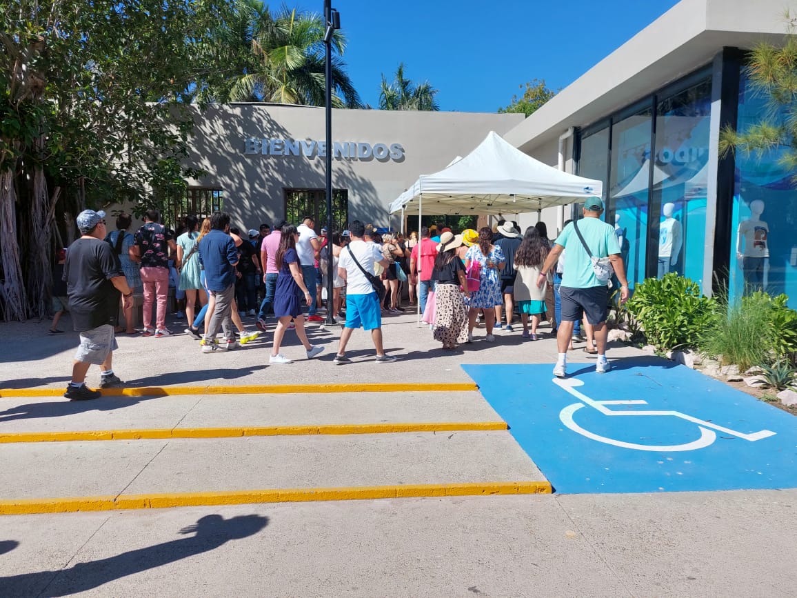 Que sí avisaron y hasta regalaron accesos a turistas que se quedaron fuera del Gran Acuario Mazatlán