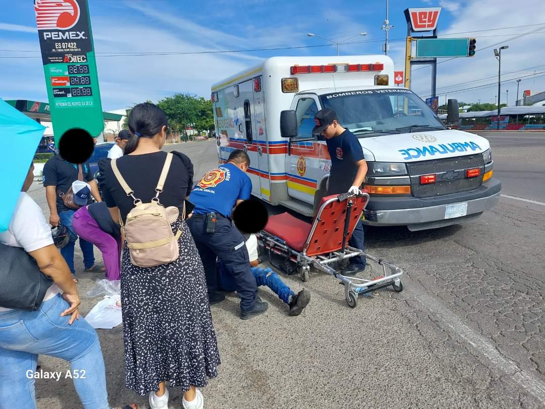 Por pasarse la luz roja, conductor causa accidente sobre la Internacional México 15 en Mazatlán