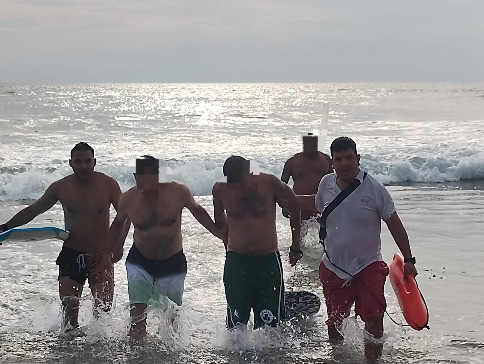 Querían chapuzón, pero se llevaron el susto de sus vidas al desafiar el mar en Mazatlán