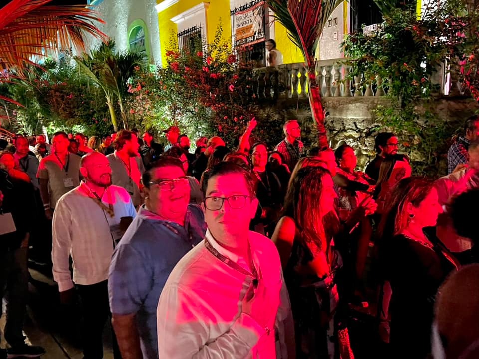 Reviven Día de Muertos en Callejoneada FCCA de Mazatlán, con toque carnavalero