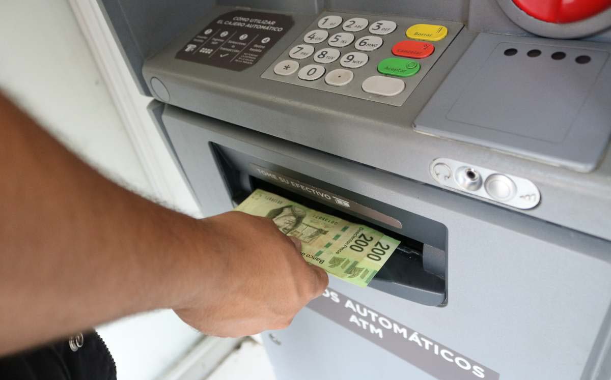 ¡No corras peligro! Esto puedes hacer para evitar robos en el cajero automático