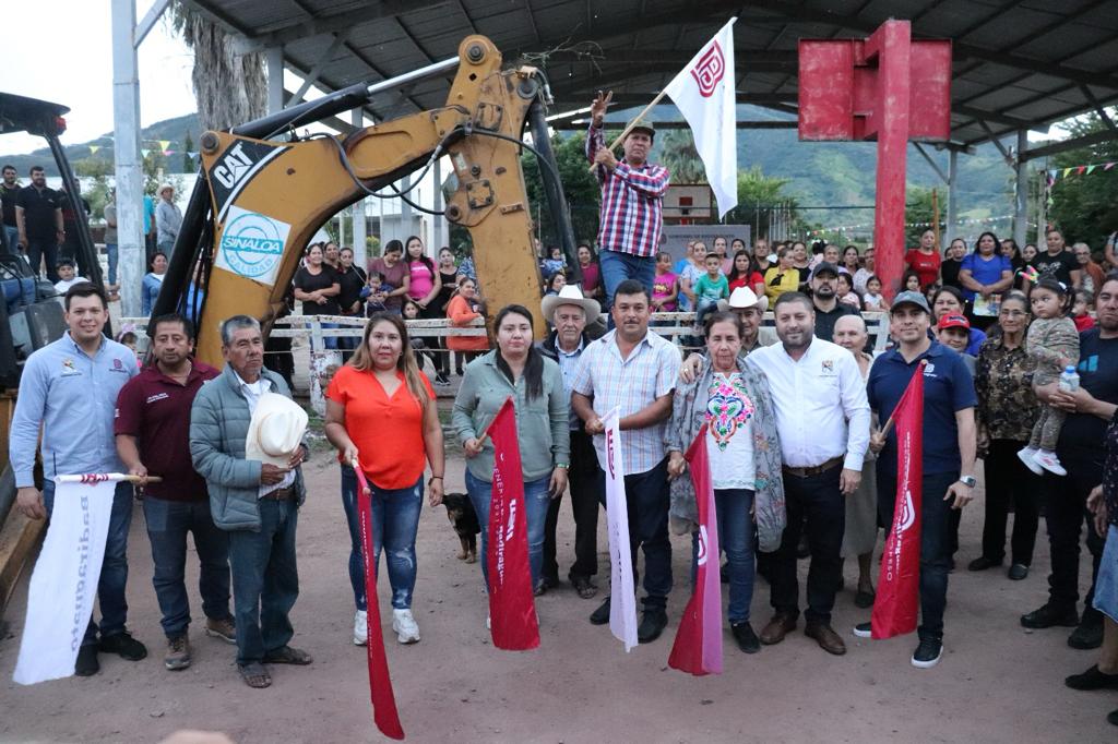 Alcalde de Badiraguato da banderazo de obras en la comunidad de Soyatita