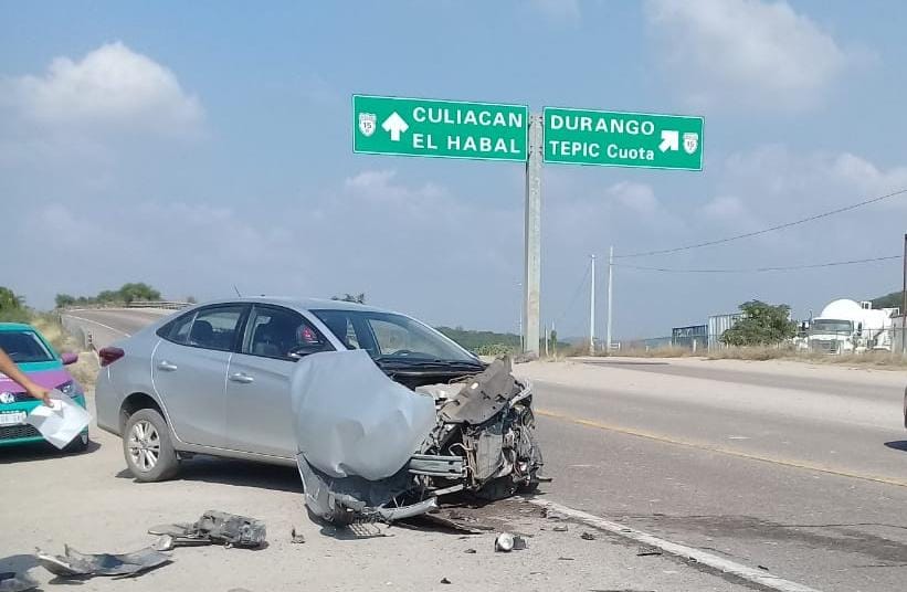 Se impacta automóvil contra autobús de pasajeros sobre la Mazatlán-Culiacán