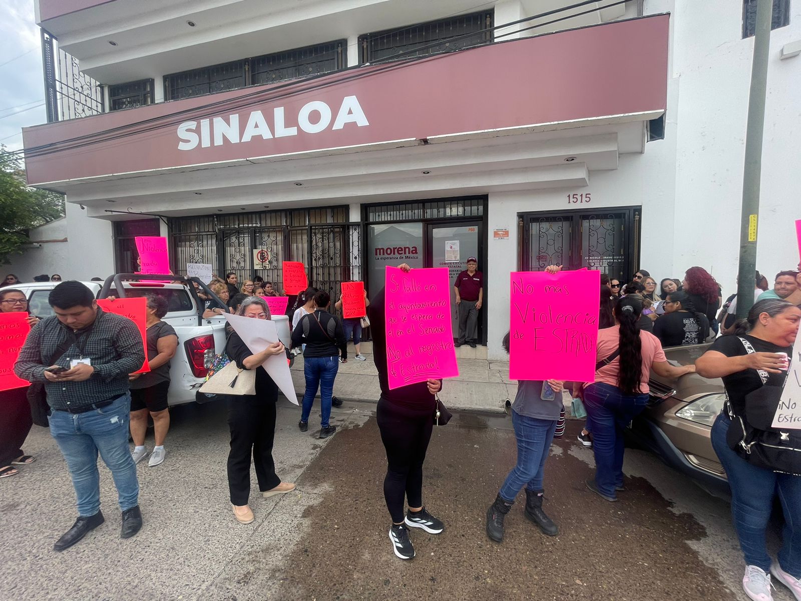 ¡Estrada nunca más! Se manifiestan viudas de policías en Morena; piden invaliden el registro de Estrada
