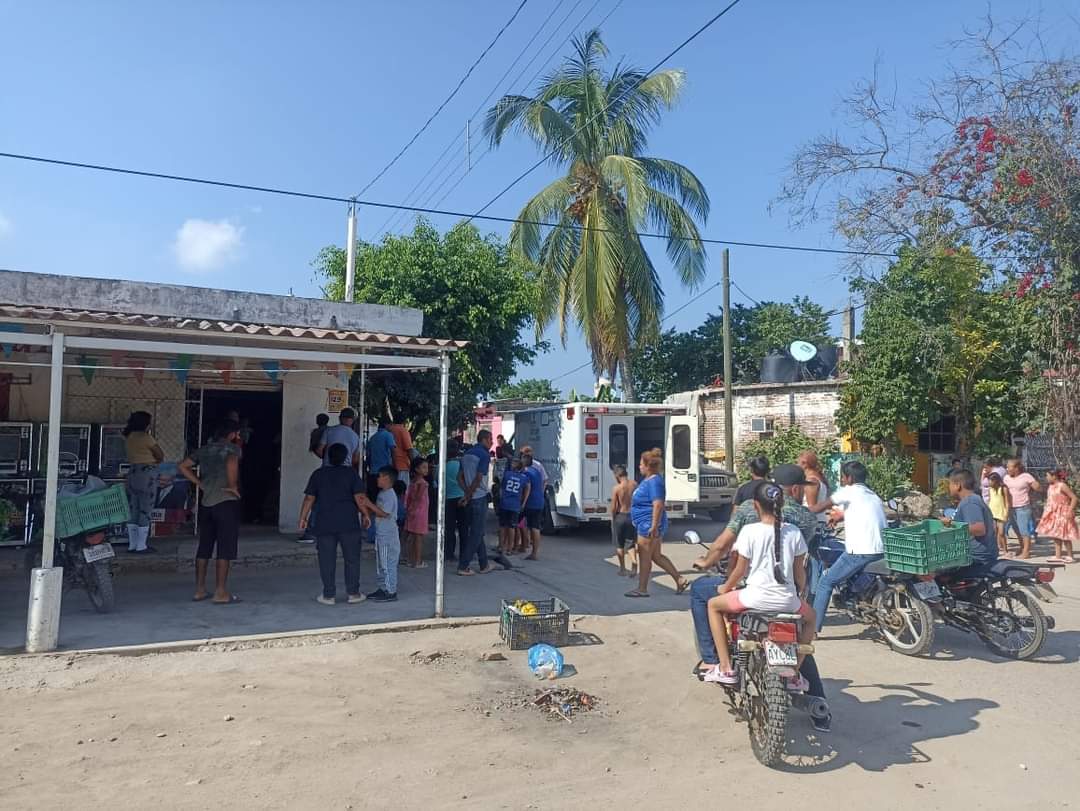 Se pasan el alto y terminan lesionados dos motociclistas en El Walamo, Mazatlán