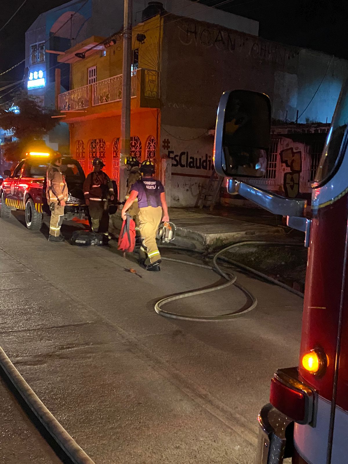 Se registra fuerte incendio al interior de una casa abandonada en la colonia López Mateos de Mazatlán
