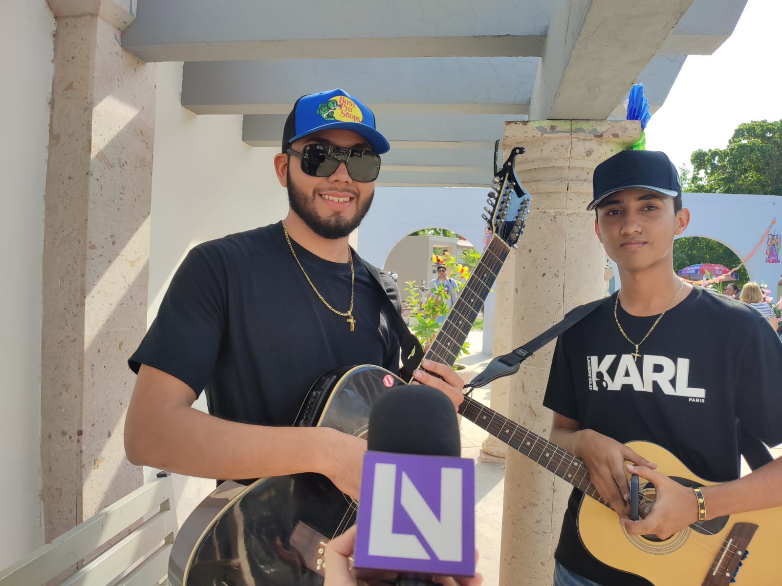 Aprendieron guitarra en youtube; Sebastián y Leonardo ofrecen su música en panteones de Guasave