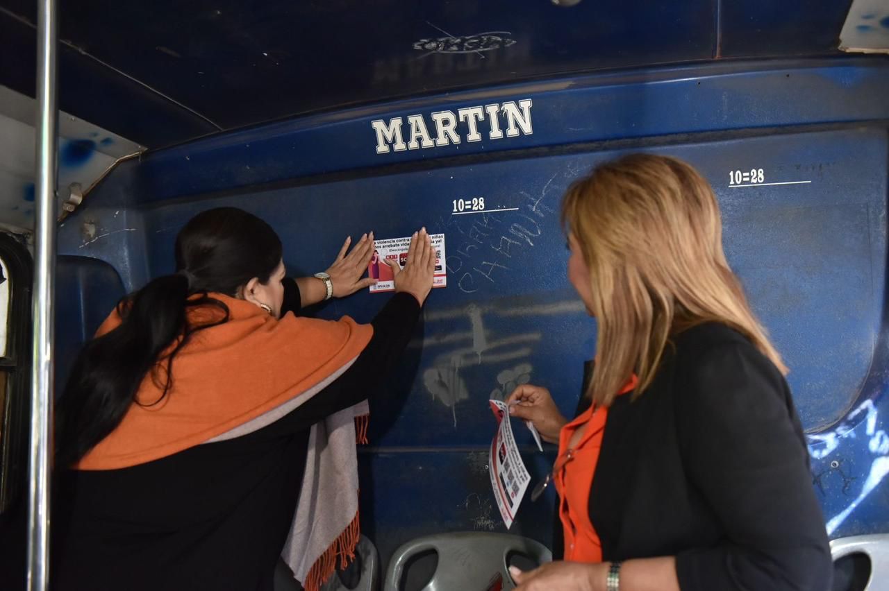 Semujeres da inicio a la colocación de calcas con un código QR en camiones urbanos de Culiacán