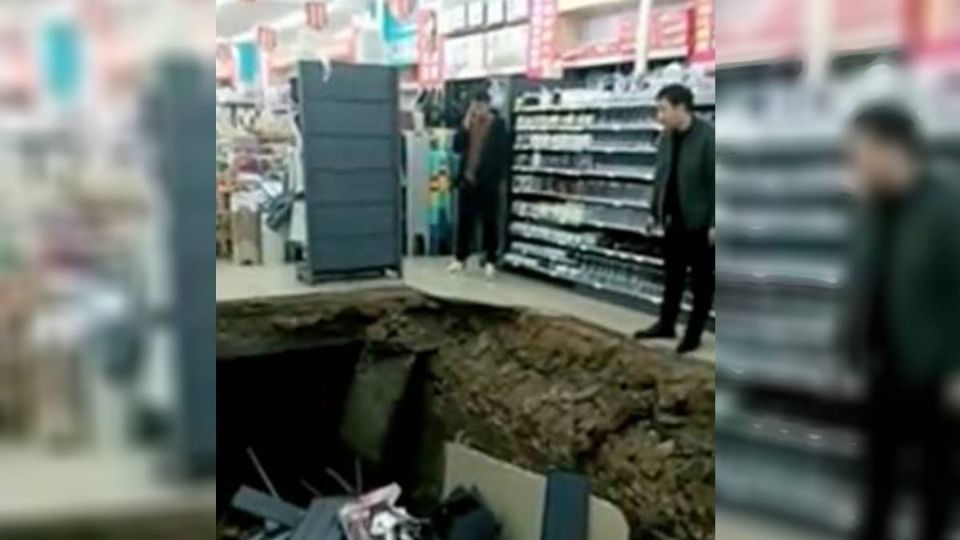 ¡Y la tierra se abrió! Colapsa piso de mercado en China, se reportan varios heridos