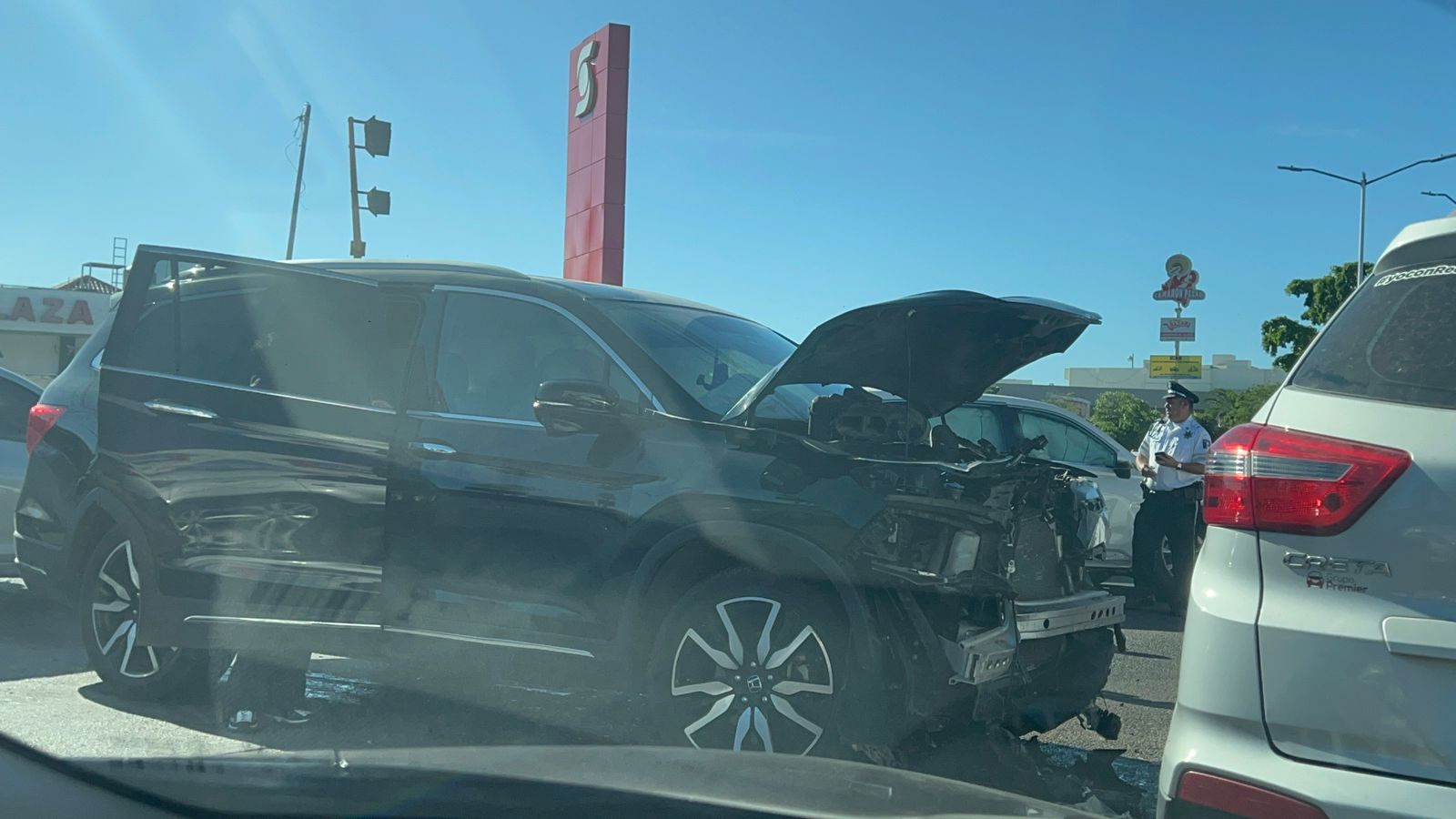 Sujeto armado despoja camioneta y en la huida provoca choque tras brincarse un semáforo en rojo en Culiacán
