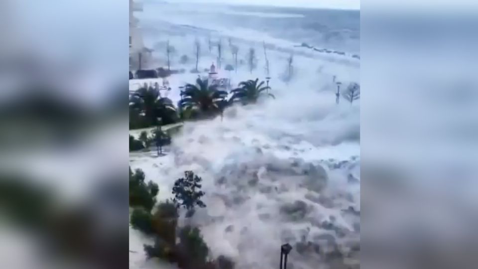 ¿Tsunami? Gigantescas olas arrasan con todo en playa Sochi en Rusia