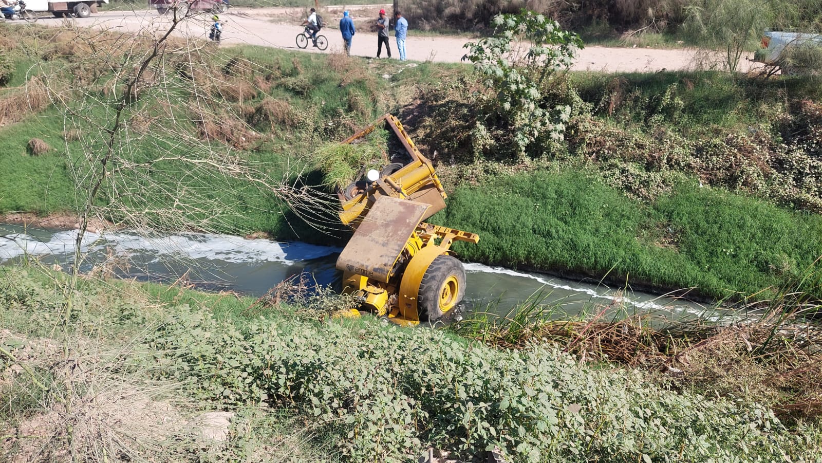 Trabajador de la construcción cae con todo y aplanadora a un dren en Los Mochis
