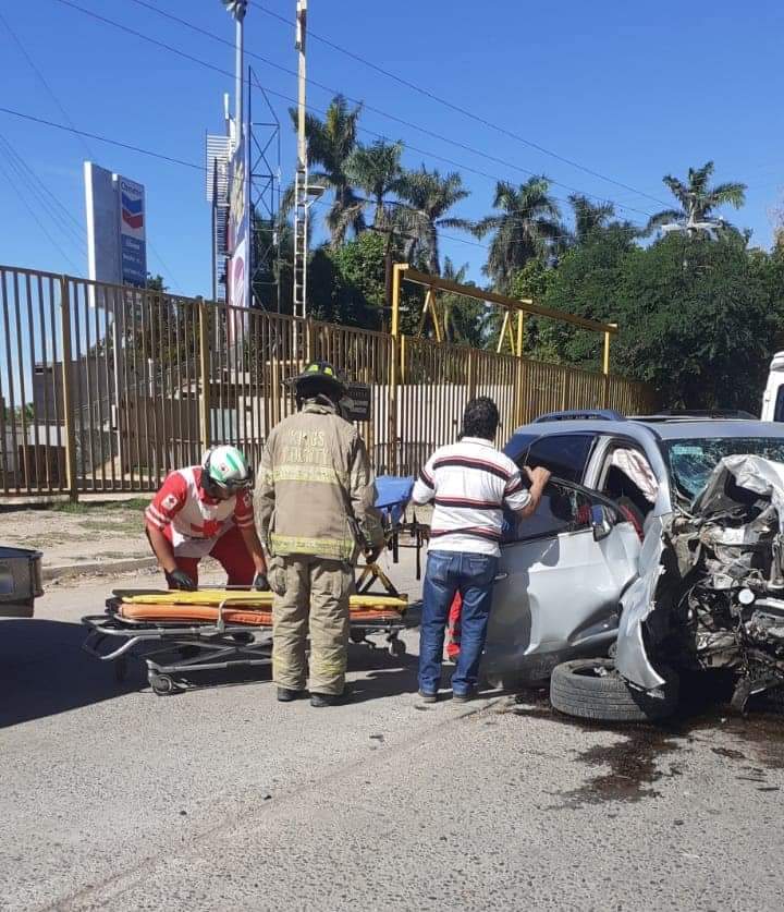 Tres mujeres resultan heridas tras chocar contra una palmera en pérgola de Los Mochis