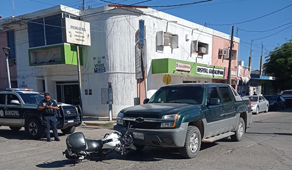 Un motociclista sale lesionado al ser atropellado por una camioneta en Guasave
