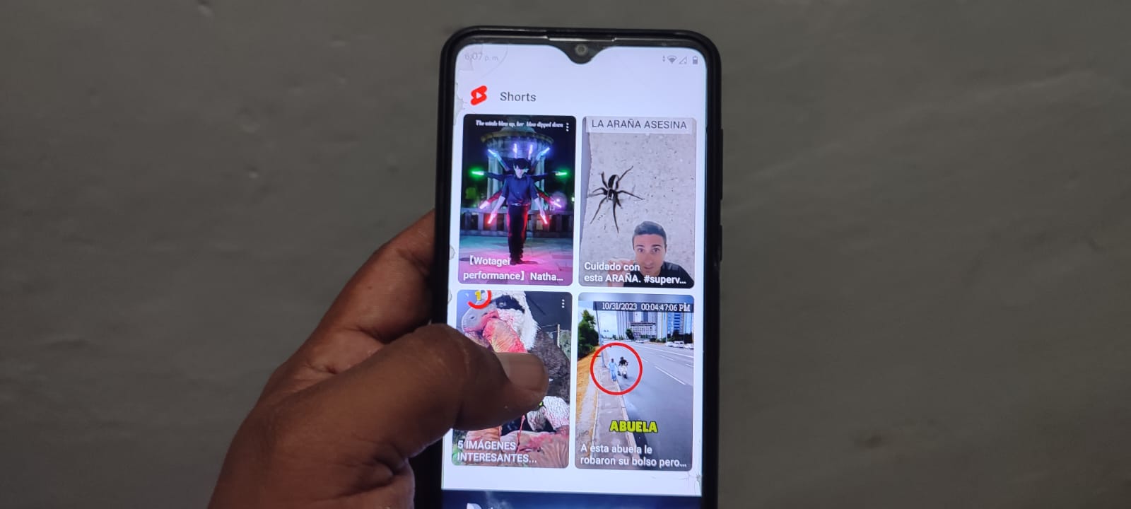 ¡Atención! Videos violentos y ofensivos vuelven a la gente adicta a mirar el celular