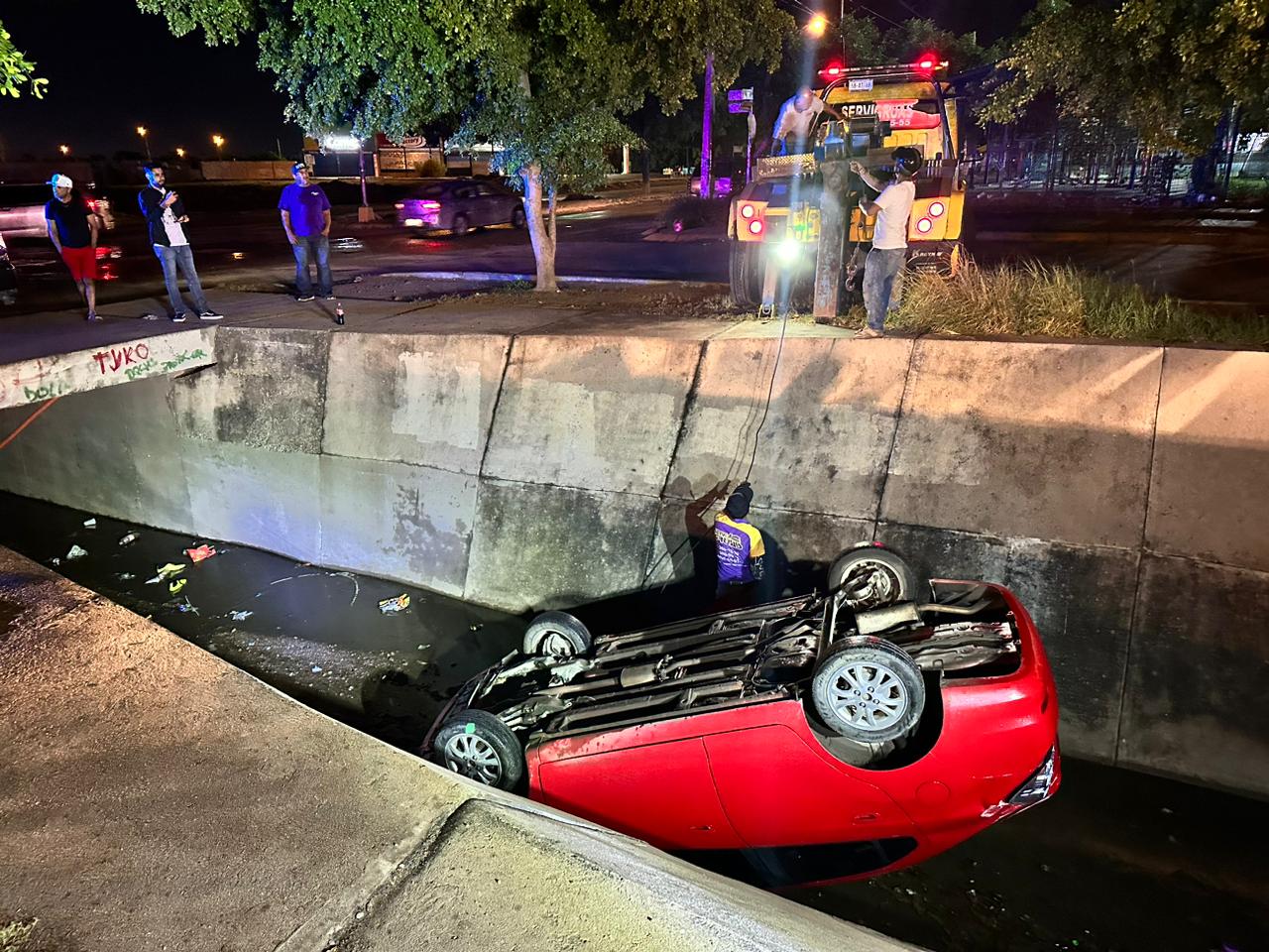 Volcado queda un automóvil en el canal de Pradera Dorada en Mazatlán
