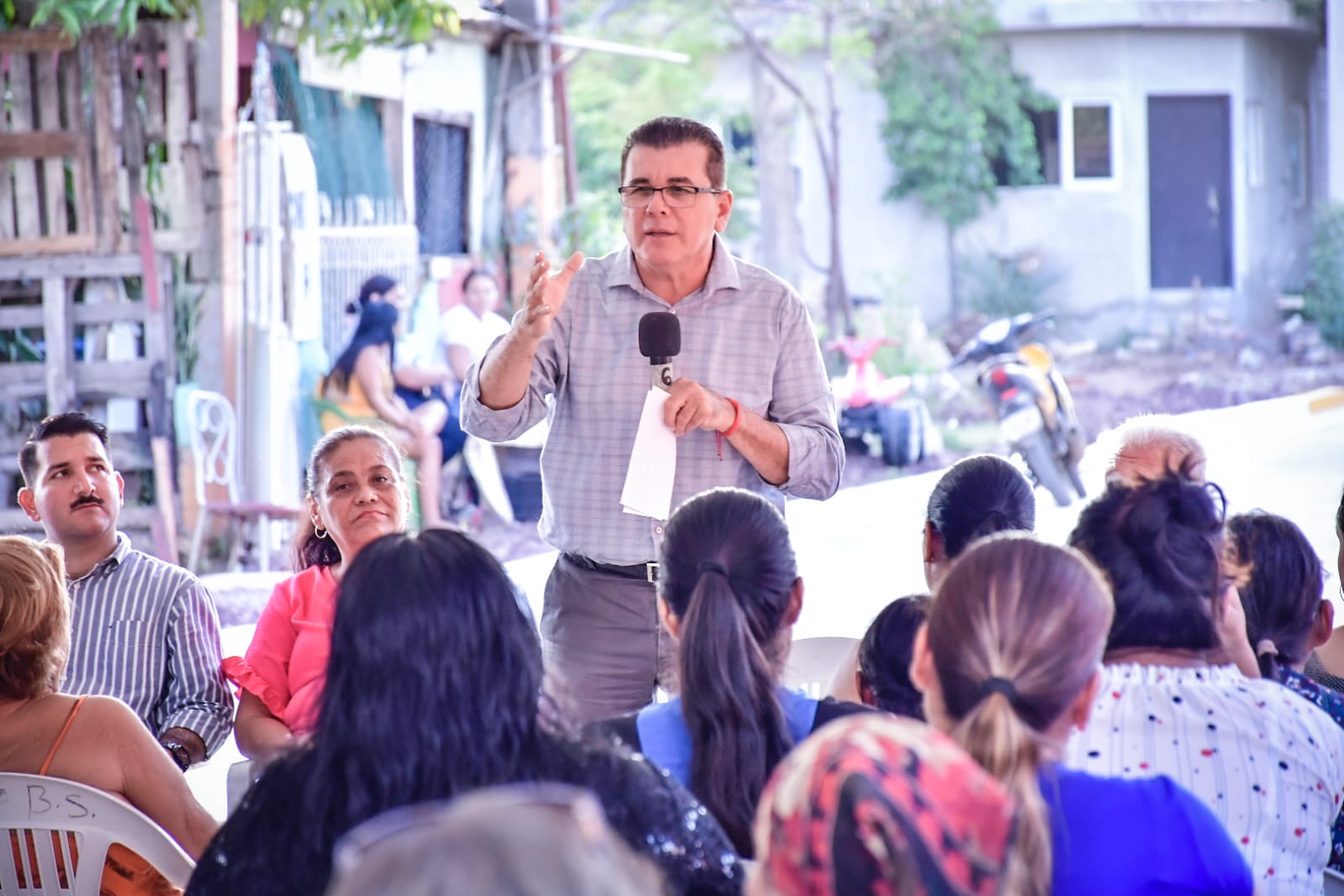 Dice Édgar González tener cuerda para rato y calla las críticas