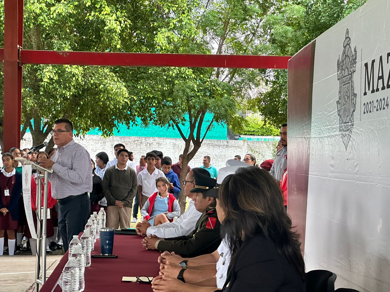 Comprometerse con su futuro, pide Édgar González a alumnos en secundaria de Villa Unión