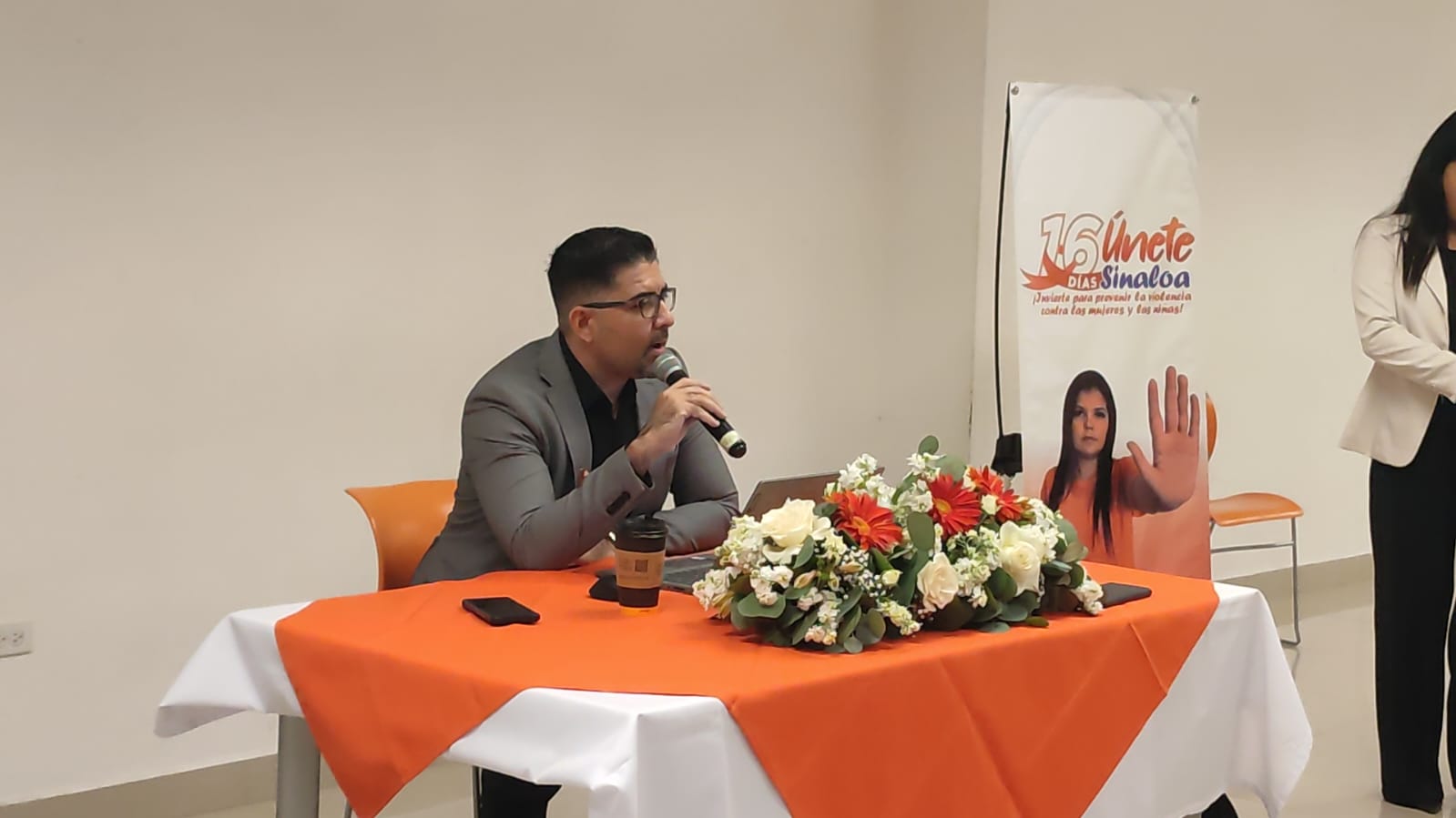 Orientan a mujeres en Ahome para evitar ser víctimas de acoso cibernético