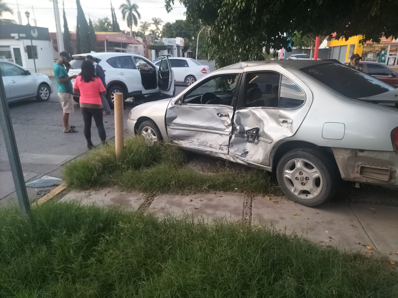 Tres lesionados, entre ellos una niña, deja accidente en el sector Scally en Los Mochis