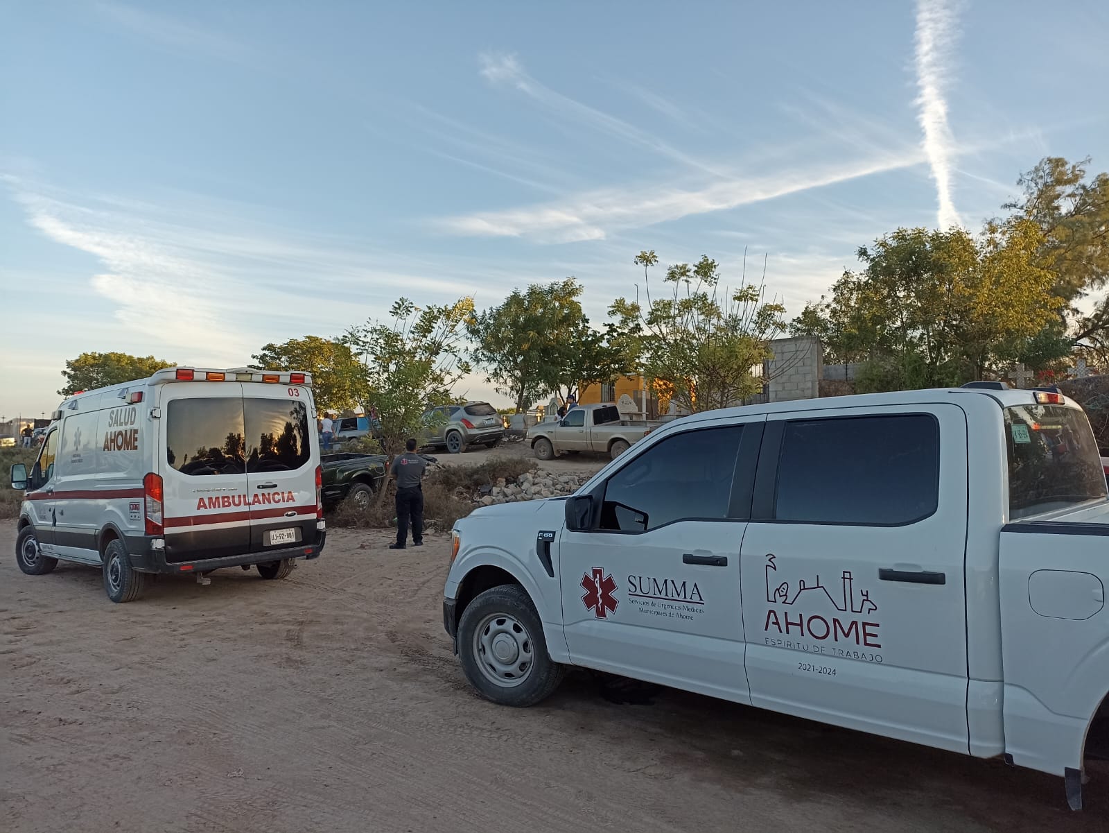 Paramédicos de SUMMA atienden a seis personas que fueron picadas por abejas en el panteón de la Villa de Ahome