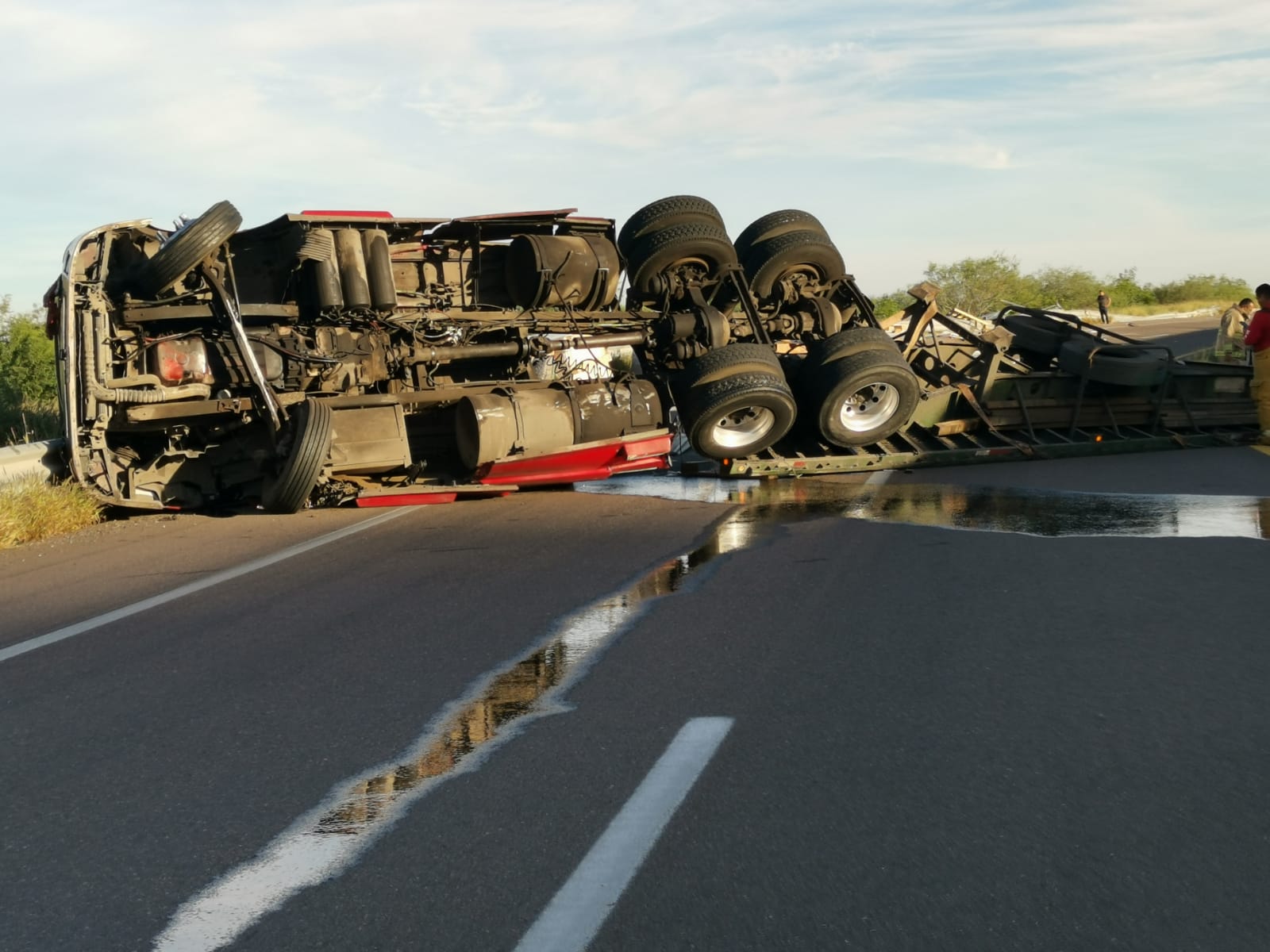 Tráiler cargado con paneles solares queda volcado en la México 15 en los cerros de Barobampo, Ahome