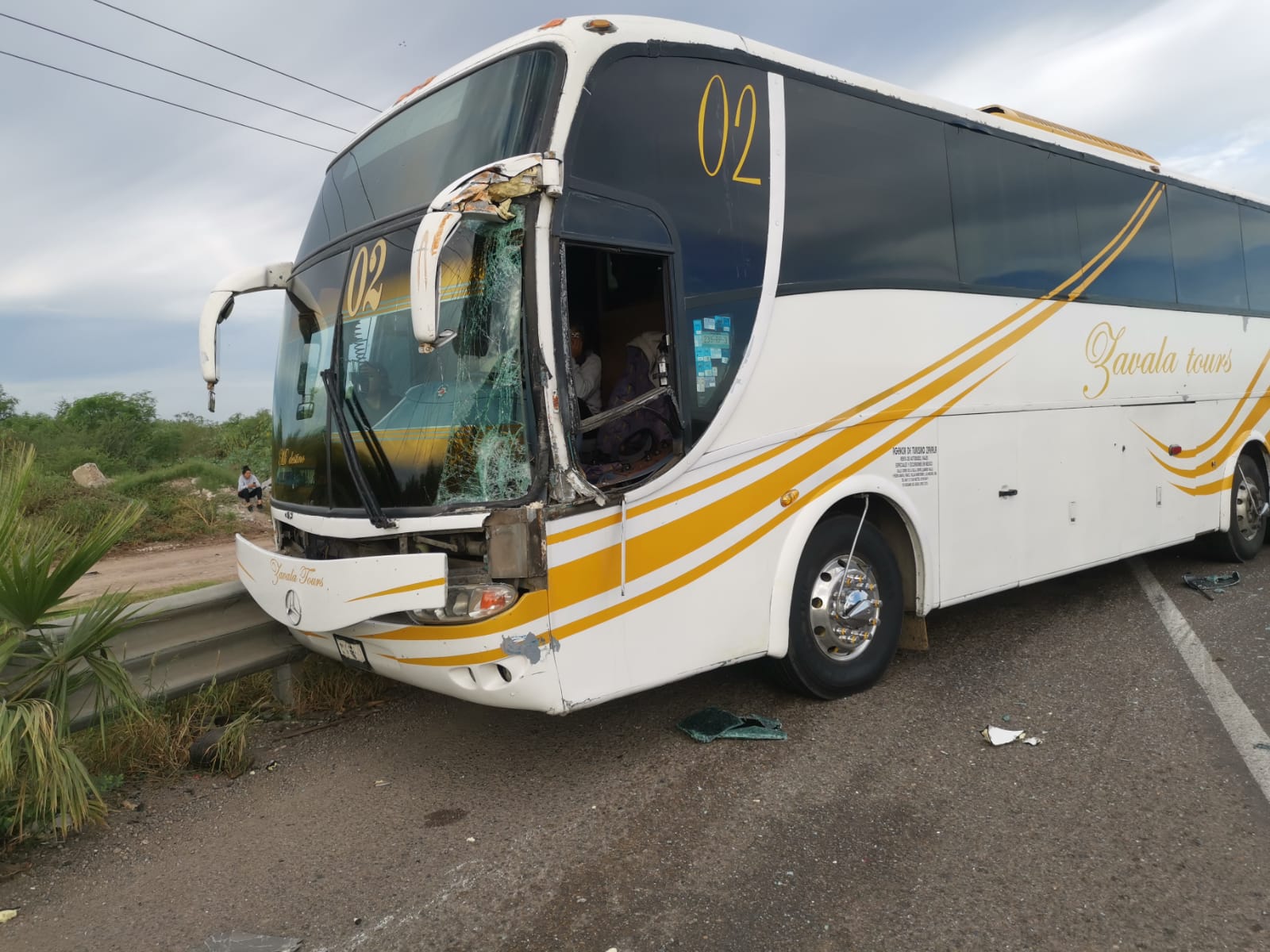 Camión de pasajeros sufre accidente tras impactarse contra un tráiler sobre la México 15, en Los Mochis