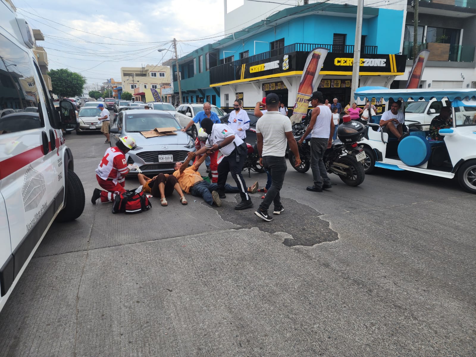 Conductor de vehículo no respeta el alto y choca contra motociclistas ...