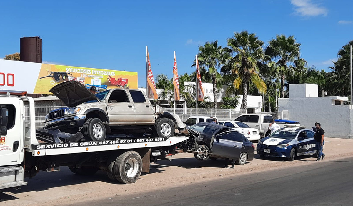 Se registra aparatoso choque entre dos vehículos sobre la Sanalona, al oriente de Culiacán